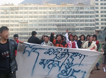 西北民族大学学生の抗議デモ