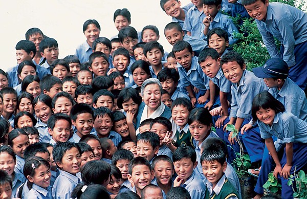 チベット子供村の子供たちとジェツン・ペマ
