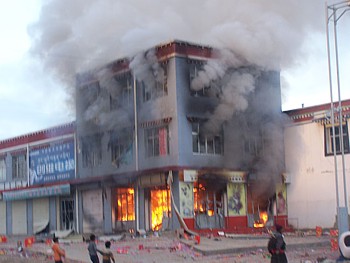 炎上するマチュ県庁舎