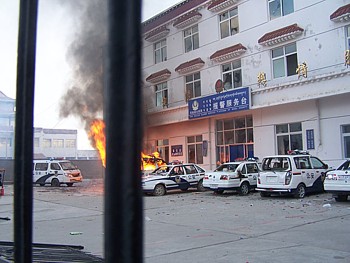 マチュ県で警察車両炎上