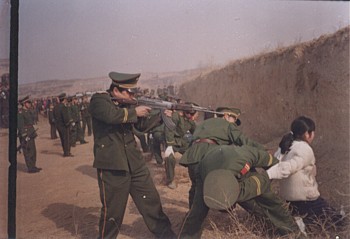 公開処刑される中国の女性