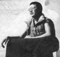 ニマ・ダクパ　東チベットのカンゼ・チベット族自治州タウ県出身。ニャツォ僧院の僧侶
