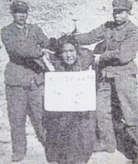 タムジンにかけられるチベット女性