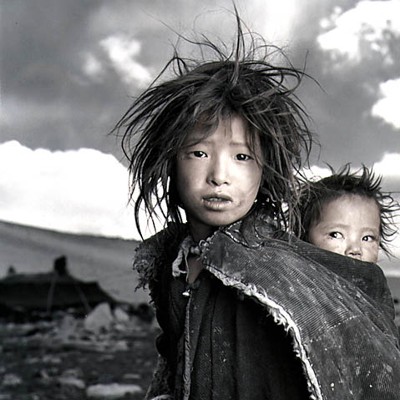 チベットの少女　フィル・ボージェス撮影